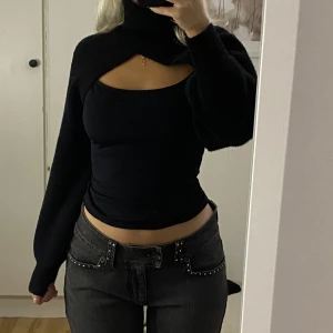 Svart stickad bolero med hög krage - Stickad bolero från Shein. Storlek s, men passar xs också. Kommer tyvärr inte till användning. Nyskick.