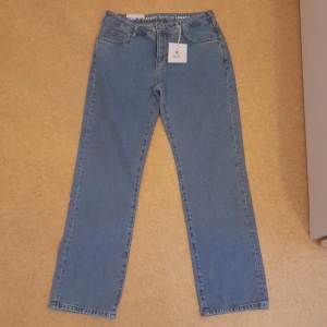 Jeans BikBok - Säljer denna jättefina Low Stright jeansbyxan som är helt ny och lappen fortfarande på. Byxan är från BikBok och är i storlek 29/30 vilket passar en M ungefär. Byxan är köpt för 599kr men säljs endast för 249 kr.
