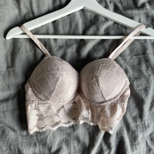 Topp/bh - Använd 1 gång. Färgen är lite mer rosa än på bild.
