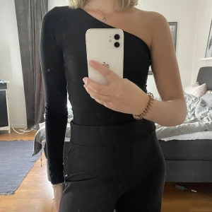Body - Body med en arm. Bra skick. 