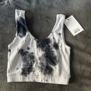 Ribecka X Madlady - Kort, ribbad topp från Ribeckas kollektion med Madlady. Lappen sitter kvar fortfarande. Använt 1 gång, då jag endast testade den. Fint skick! 