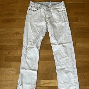 Weekday byxor - Vita weekday byxor i storlek 32/32. Riktigt snygg passform (space) och passar till allt.  Hör av er vid intresse eller fler bilder😁