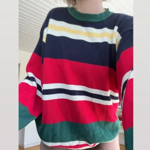 Vintage randig stickad oversize tröja - Så cool stickad sweatshirt-ish tröja. Köpt vintage men märket är ”NO.1”. Sparsamt använd och så himla bekväm!! Den är väldigt oversize på mig som har storlek S , så den passar alla storlekar beroende på hur man vill att den ska sitta 🌈