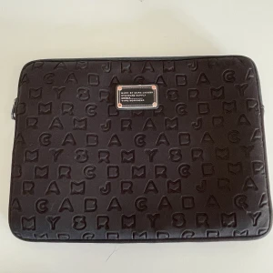 Marc Jacobs datafodral - Superfint datafodral från Marc Jacobs. I använt skick men fortfarande väldigt fin!! 