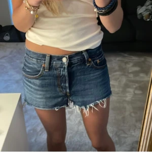 Lågmidjade jeansshorts  - Säljer dessa super snygga lågmidjade jeansshorts från Levis (lånade bilder)! Köpta här på Plick men som va helt nya så är i väldigt bra skick, dock för små för mig! Köparen står för frakt!💕
