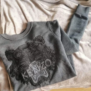 Kenzo collegetröja  - Mycket gott skick använd endast en gång. Inget kvitto finns där av väldigt bra pris. Storlek SMALL