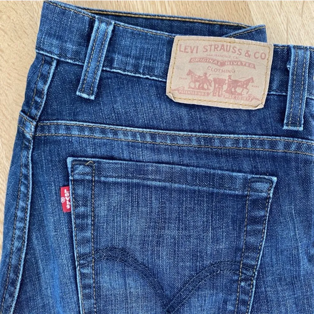 Säljer nu mina superfina lågmidjade Levi’s jeans som är flare💕. Jeans & Byxor.
