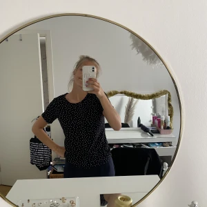 T-shirt  - Denna fina prickiga T-shirt är från Kappahl och använd endast ett fåtal gånger💓