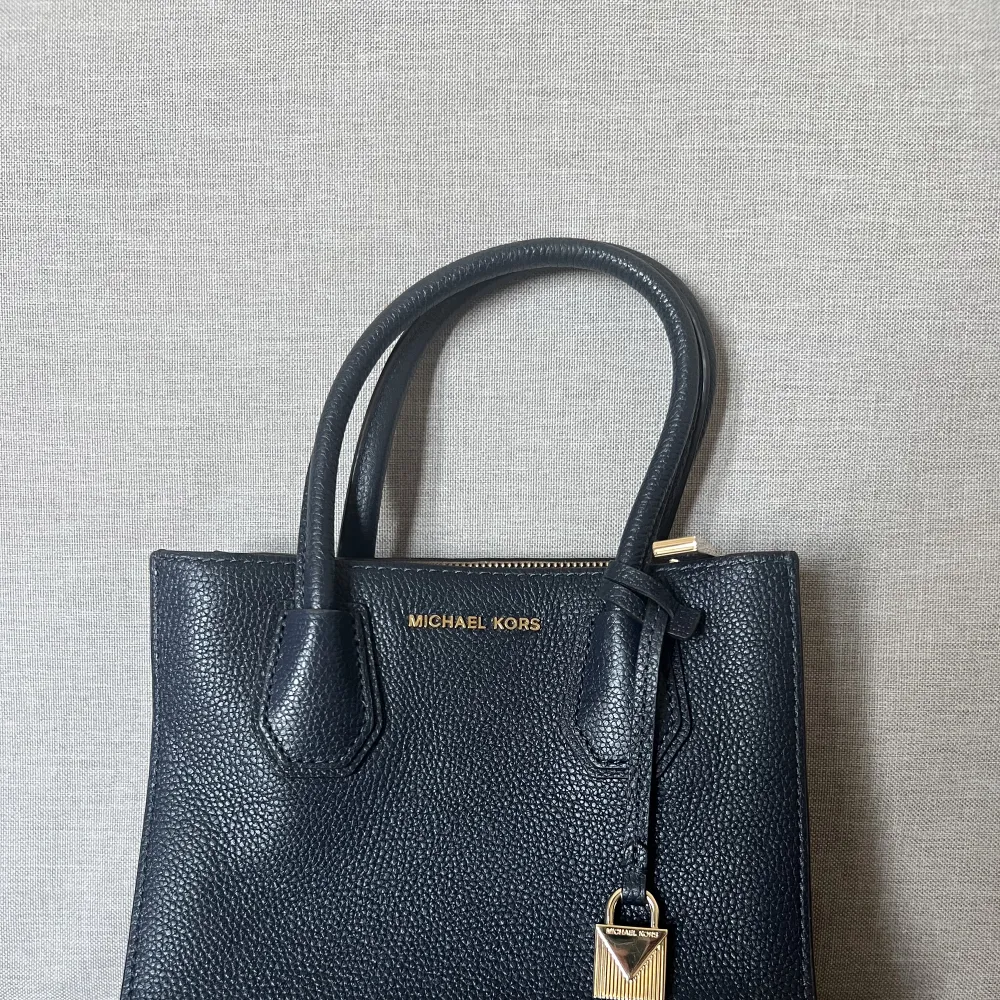 Mercer Medium Pebbled Leather Crossbody Bag i marinblå. Saknar det långa bandet dessvärre.   Nypris:2500 kronor. Väskor.