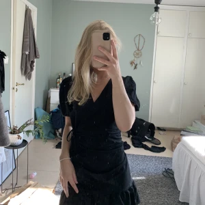 Superfin sommarklänning - Superfin sommarklänning från Gina tricot i storlek s men passar även xs. Säljer då den tyvärr inte är min stil längre. Köpare står för frakt