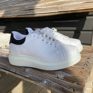Nelly Perfect Sneaker - Säljer Nellys ”Perfect Sneaker” i stl.37, superfräscha som vardagssko speciellt nu i sommar! Oanvända men har fläckar (se bild)! 