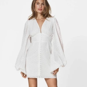 Adoore Florence klänning - Superfin klänning från Adoore perfekt till studenten eller midsommar🌸💖. Klänningen är oanvänd med lapp kvar, endast testat, så är i nyskick 😊. Slutsåld från hemsidan. Säljer då jag tyvärr tycker den va lite liten på mig. 