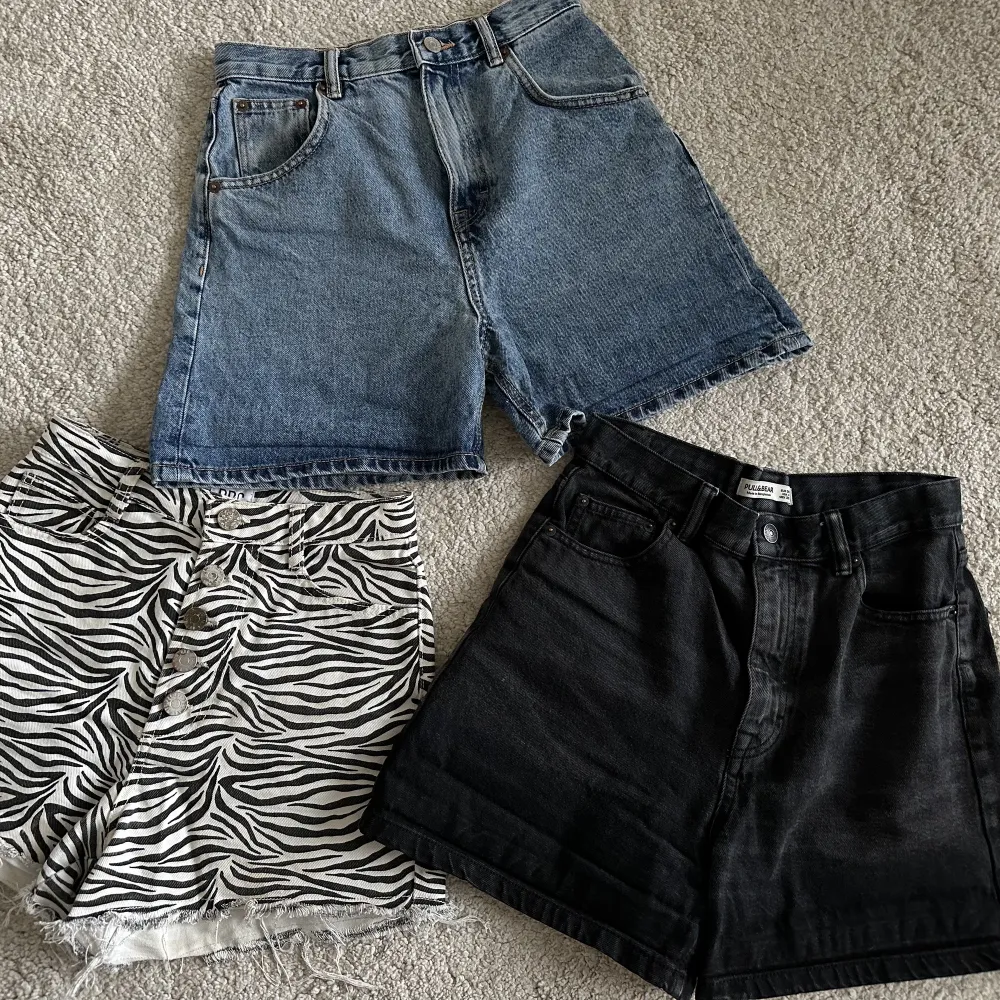 3 pair of shorts - Vintage  Blue and black- Pull and Bear size 36 Zebra short BDG- size 34 60 sek each 150 if take all 3 . Shorts.
