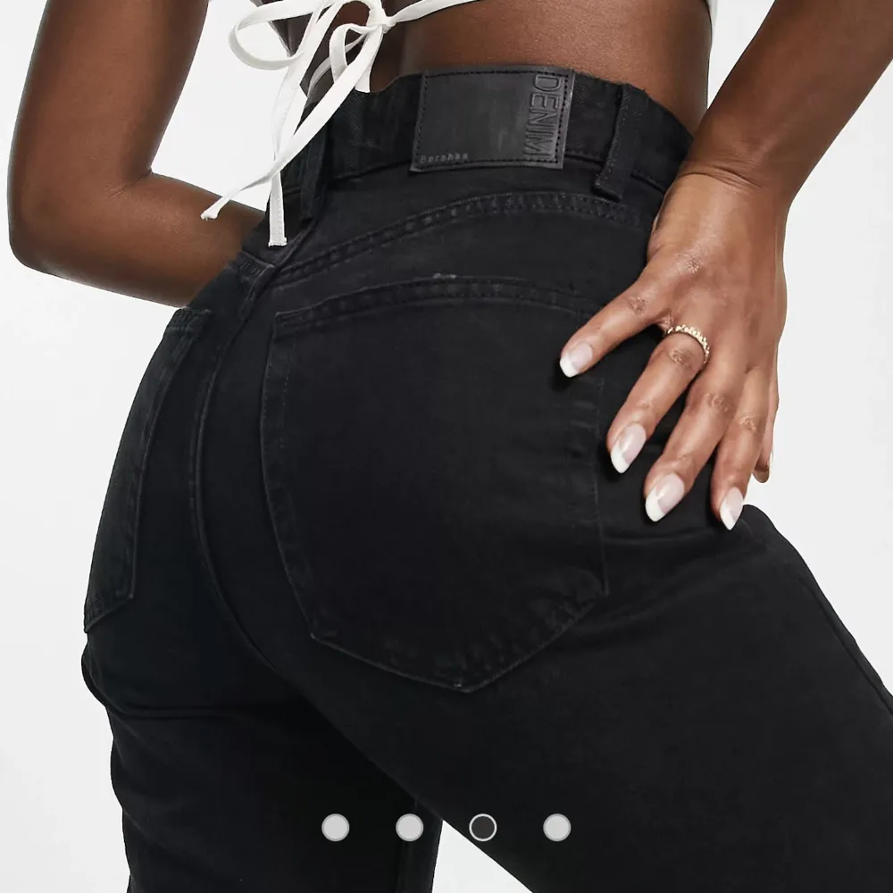 Jättefina svarta jeans från bershka i storlek 32, säljer då de har blivit för små. Nypris 429💕. Jeans & Byxor.