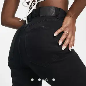 Jättefina svarta jeans från bershka i storlek 32, säljer då de har blivit för små. Nypris 429💕