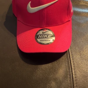 Nike keps - Jag tror det är en golf keps, vet inte för jag fick den. Den är från Nike. Den är aldrig använd. Säljer för 100 men kan sälja billigt vid snabb affär.