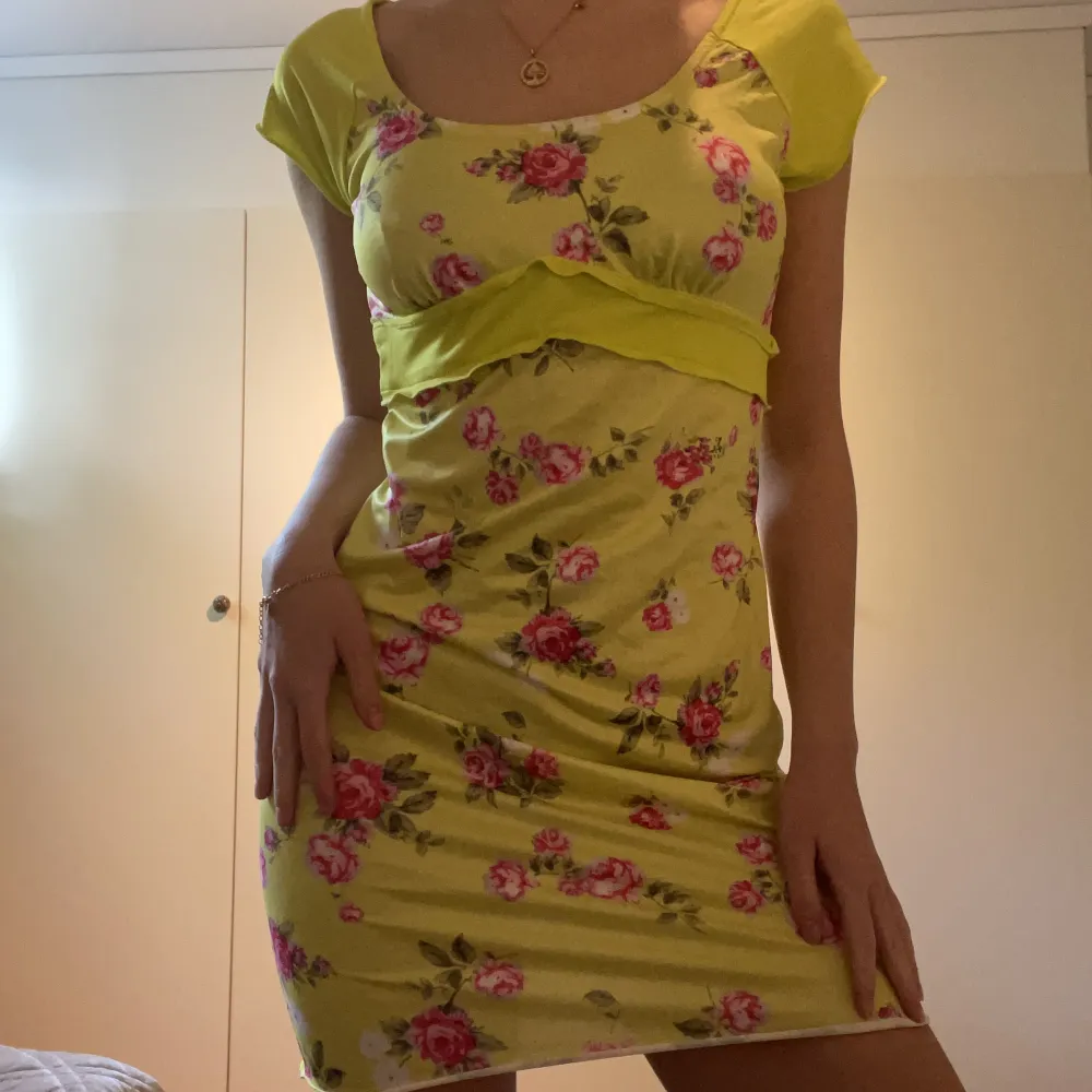 Så fin blommig klänning i gulgrön med rosa blommor. Klänningen e köpt secondhand och har inga defekter 💞den e väldigt stretchig så den passar många storlekar 💞jae 166. Så fin till midsommar! 💞. Klänningar.