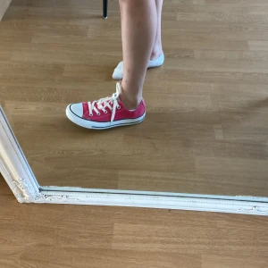 Converse - Jag köpte dessa från zalando för 629 och dom är använda 2 gånger efter att jag insett att de är en storlek för stora så därför säljer jag dom nu för 329 vill ni ha fler bilder skriv priv❤️