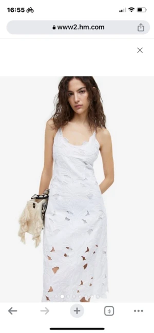 Broderad klänning - Strlk:S. Ny oanvänd. En väldigt fin klänning,  vadlång, figurnära klänning i broderad, Klänningen har V-ringning, lågt skuren rygg och supersmala axelband korslagda och snörda bak. Dold dragkedja. Nypris: 899. Kan mötas i Göteborg 