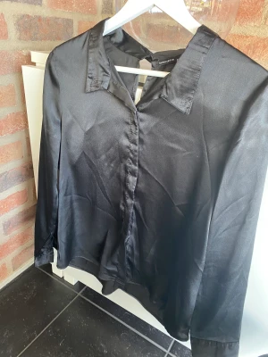 Blus - Blus med detalj i ryggen