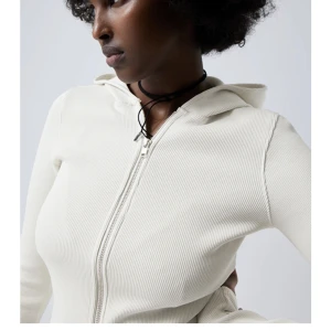 Zip hoodie - Säljer denna snygga tight zip hoodie från weekday! Använd en gång!