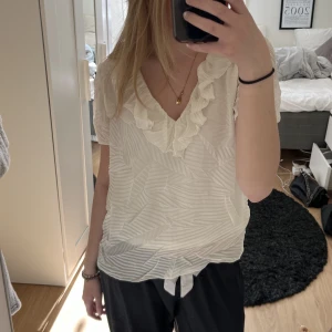 Vit blus - En jättefin vit blus från h&m. Perfekt nu till sommarn💞i bra skick