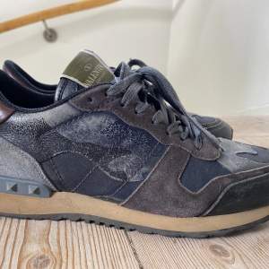 Valentino rockrunners, storlek 42, säljer för 1500kr, det går bra att buda!