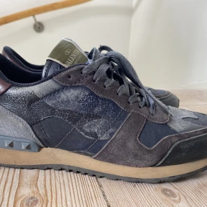 Valentino rockrunners skor - Valentino rockrunners, storlek 42, säljer för 1500kr, det går bra att buda!