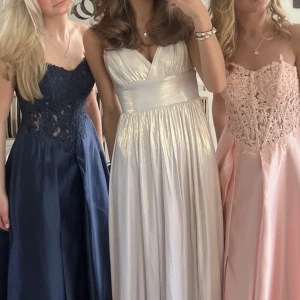 Balklänning - Säljer denna jätte fina balklänningen (den ljusa imitten) som är ifrån bubbleroom, den är i storlek 34 och har en jätte liten fläck på sidan som knappt syns, jag är 170 och den är perfekt i längden om inte lite kort. Möts upp på platserna som står