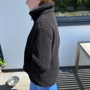 Teddy fleece - Svart Teddy fleece köpt i USA för två år sedan. Storlek M/L.  Köpt för 80 dollar.