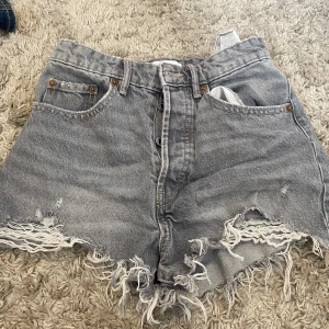 Zara shorts  - Super snygga zara shorts som passar personer till sommaren. Inte slitna Max använda 4 gånger!
