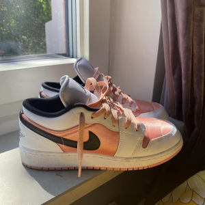 Jordan 1 low  - Säljer mina Jordan 1 i strl 38,5. Använd ett fåtal gånger och är i jättefint skick. Kvitto finns 