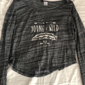 Tröja - Jätte skön tröja som sitter super bra. Normal i storleken. Den är använd men i bra skick.