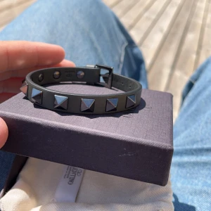 Valentino armband  - Helt nytt, one Size, kvitto o box medföljer 
