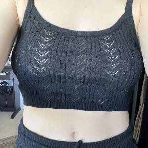 Svart genomskinlig topp - En svart topp som är använd fåtal gånger. Den har mönstrade detaljer som gör den unik. 