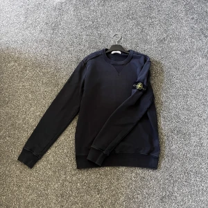 Stone Island Crewneck - Tjena ! Säljer nu min Stone snygga Island tröja. Skick 6/10 på grund av fläckar på baksidan av tröjan (se bild 2). Bortsett från fläckarna är tröjan i väldigt gott skick. Nypris 3199kr. Har du fler frågor är det bara att höra av sig !