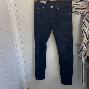 J.LINDEBERG jeans - Ser oanvända ut, är inte heller använda så många gånger. Trendiga J.LINDEBERG jeans.
