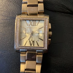 MK KLOCKA - Michael kors klocka som jag köpte för ca 1 år sen, säljer för jag aldrig använder den