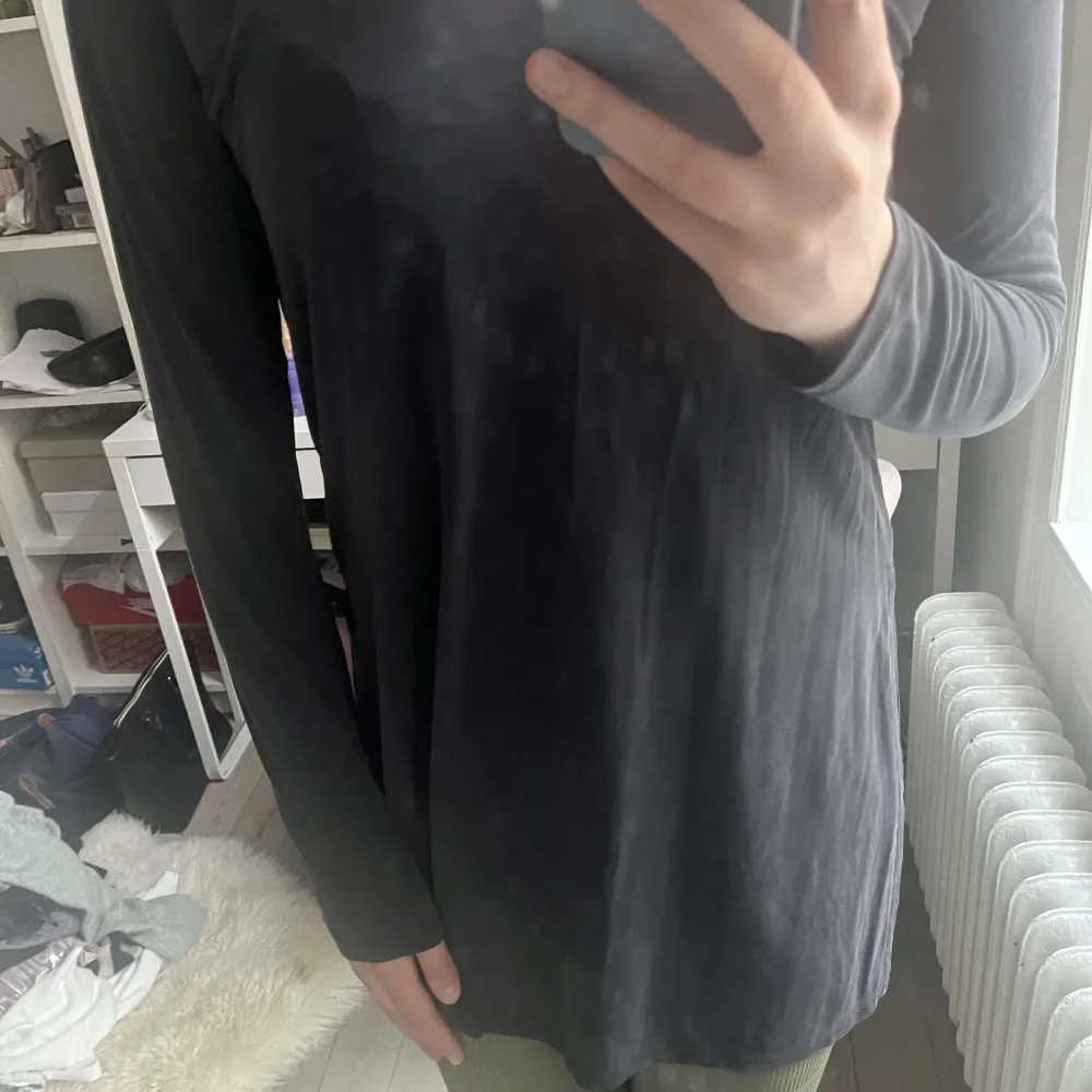 Detta är en klänning med v-ringning och en slits på varje sida, se bild 2 som går ganska högt upp💕köpare står för frakt💞💞. Mekot.
