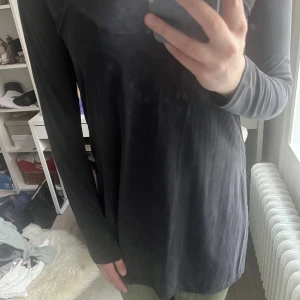 Klänning  - Detta är en klänning med v-ringning och en slits på varje sida, se bild 2 som går ganska högt upp💕köpare står för frakt💞💞