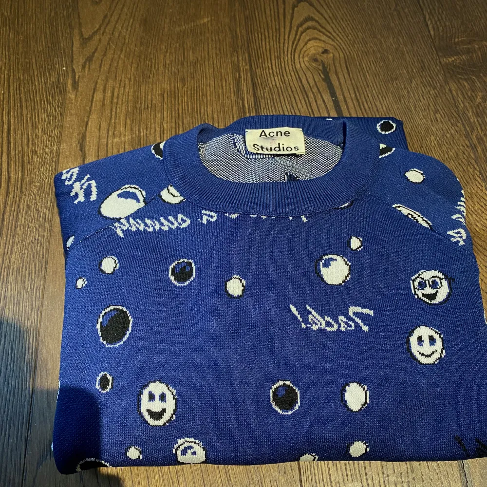 Hej, säljer en väldigt snygg och sällsynt Acne Studios sweatshirt från deras tidiga kollektion. Nypris runt 4000kr. Storlek Medium och True To Size. Blå/lila färg med väldigt skönt material. Pris inte hugget i sten. Hör av dig vid frågor. . Tröjor & Koftor.