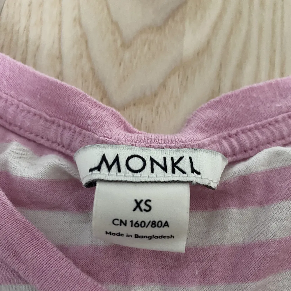 RENSAR! Säljer den här randiga rosa/vit t-shirten i strlk XS bra skick men ett litet hål. T-shirts.