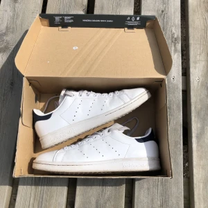 Adidas stan Smith  - Det är ett par adidas stan Smith det är ett par adidas stan Smith,använd ett par gånger, fina och trendiga skor nu för sommaren, skick 8/10☺️