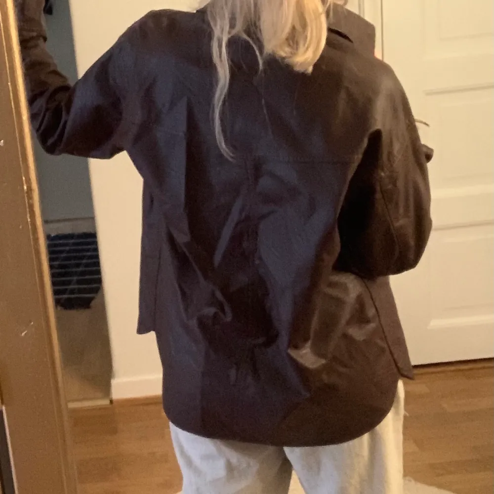 En oanvänd oversized brunröd skjorta (kan användas som jacka) från Nelly, är strl 40 så blir oversized om man är S, även om man är M skulle jag säga.. Jackor.