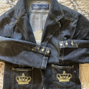 Victoria Beckham jacka  - Säljer min älsklings jenas jacka från Victoria Beckham i ny skick❤️pris kanske kan diskuteras 