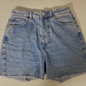 Fina jeansshorts  - Säljer mina jeansshorts som endast är använda ett fåtal gånger. De är i stl S och säljes pga att de har blivit för små. 
