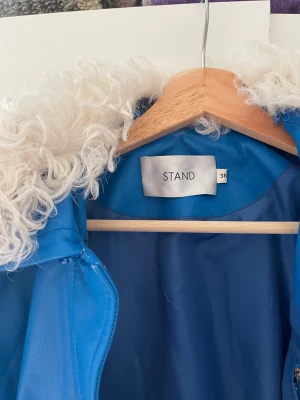 Skinnjacka stand - Skinnjacka från stans med blå päls. Ett unikt kap i bra skick typ oanvänd, 