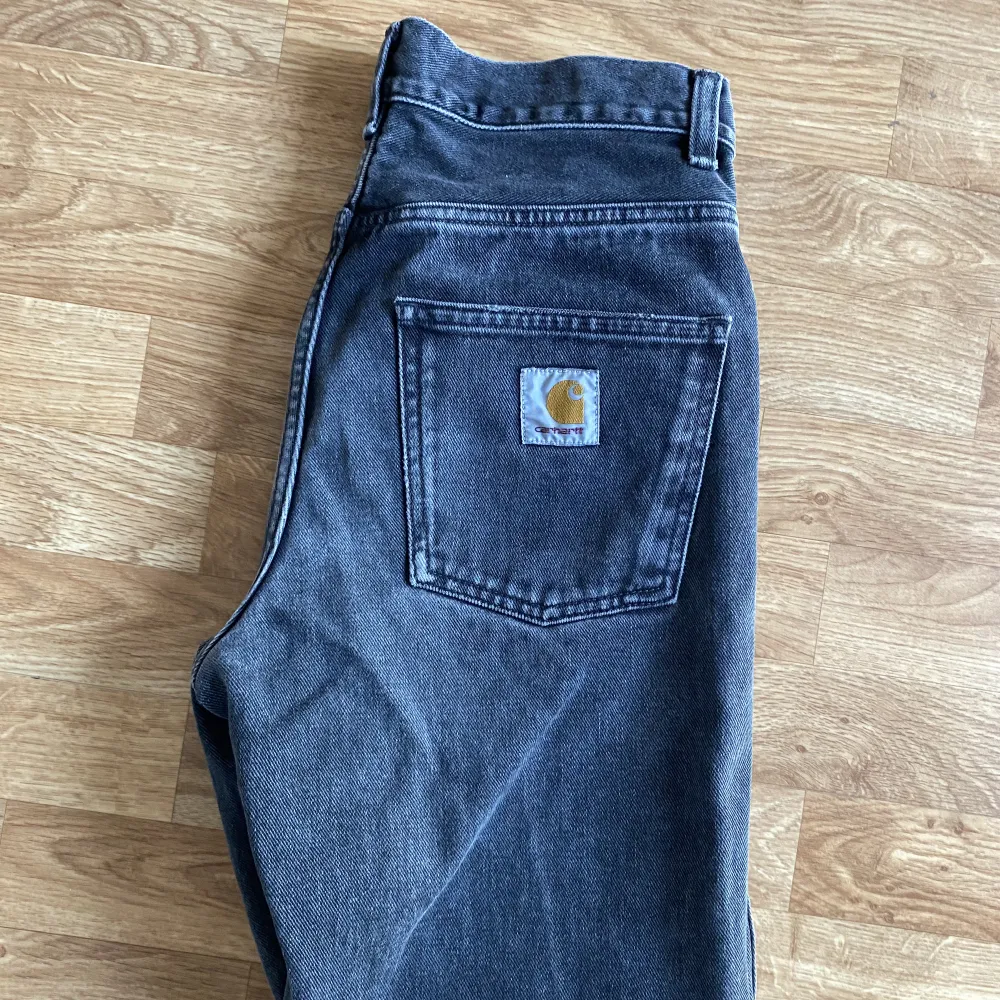 Ett par carhartt i storlek 28 passar större storlekar se mått, bra skick. bredd: 39cm längd:97cm. Jeans & Byxor.