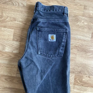 Carhartt WIP jeans - Ett par carhartt i storlek 28 passar större storlekar se mått, bra skick. bredd: 39cm längd:97cm