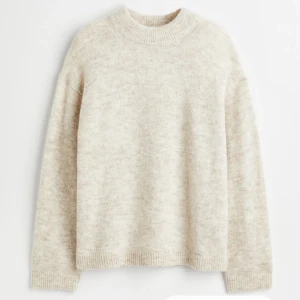 Ull tröja - Säljer denna denna tröja från hm, köpt för 500kr. Och är gjord av alpacka💗 perfekt under kalla sommae kvällar 